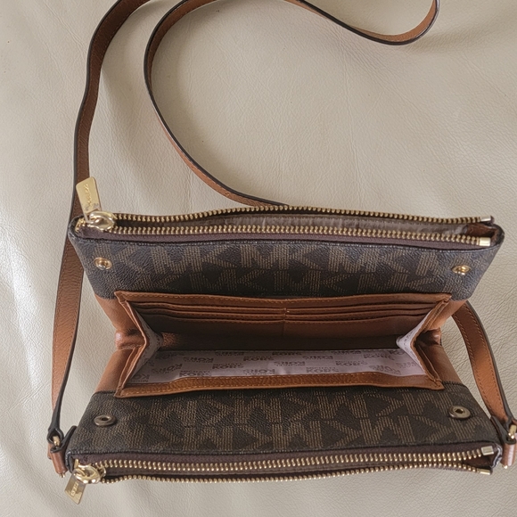 Michael Kors Leather Crossbody Bag MK with Built-in Wallet - Picture 4 of 7